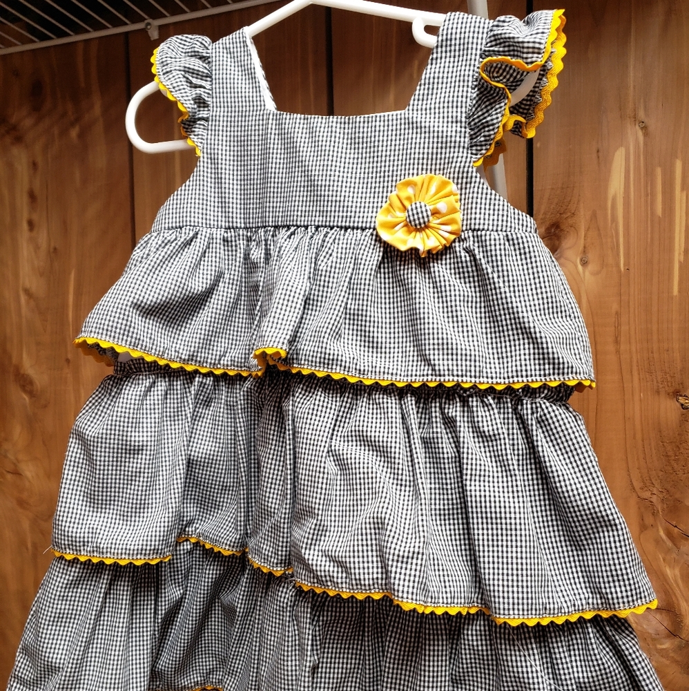 Ruffled checkered dress with yellow flower